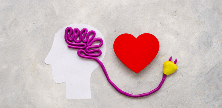 Ilustração do cérebro e do coração conectados, representando a relação entre ambiente, emoções e saúde mental