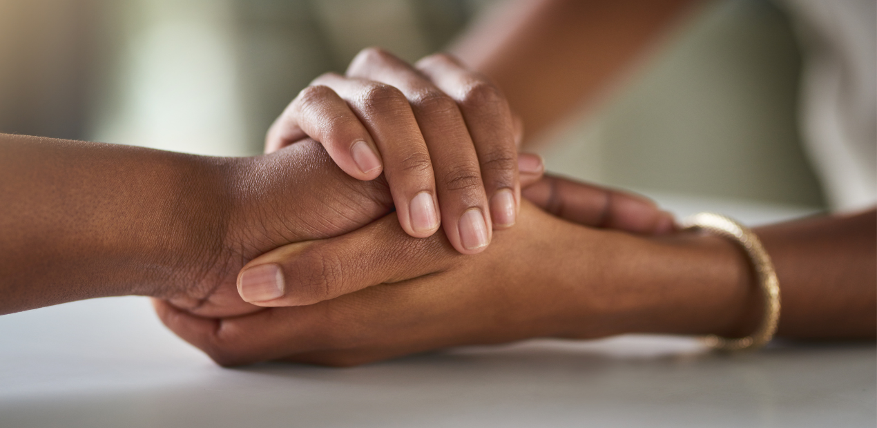 Gesto de acolhimento que representa apoio emocional no tratamento para compulsão alimentar
