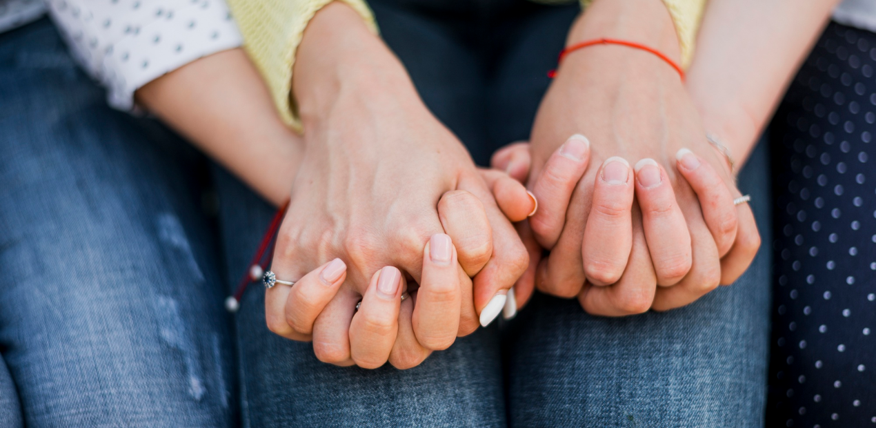 Pessoa com câncer segurando a mão de um familiar ou cuidador, simbolizando apoio emocional, proximidade e acolhimento durante o tratamento