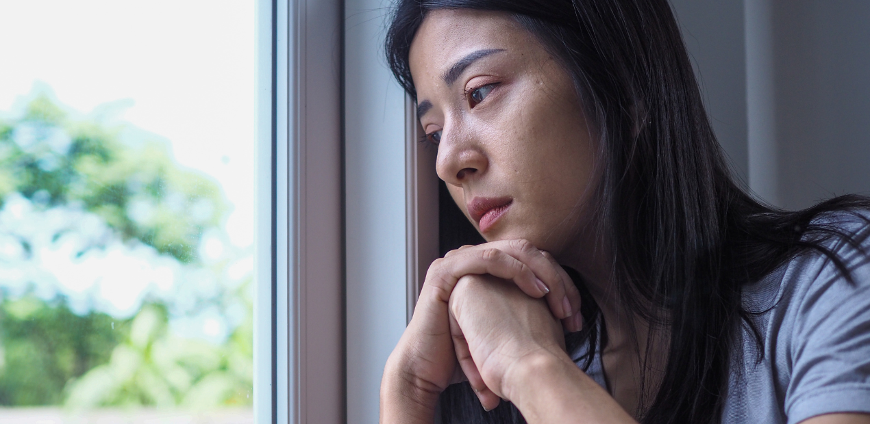 Pessoa em momento de introspecção emocional, comum em quem busca tratamento para compulsão alimentar