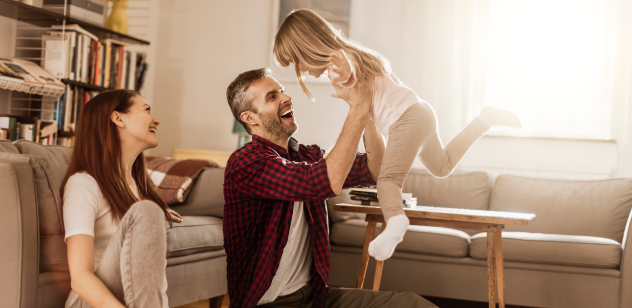 Casa de madeira com coração vermelho simbolizando a relação entre lar, bem-estar emocional e saúde mental