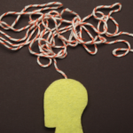 Ilustração que representa confusão mental durante uma crise, explicando como ajudar uma pessoa com crise de ansiedade