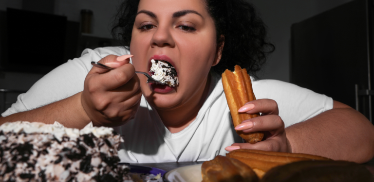 Pessoa em sofrimento emocional diante da comida, situação comum em quadros que exigem tratamento para compulsão alimentar