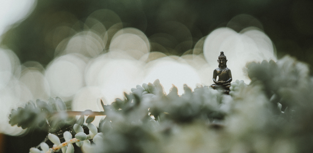 Pessoa com câncer buscando equilíbrio emocional e tranquilidade por meio da espiritualidade e da meditação