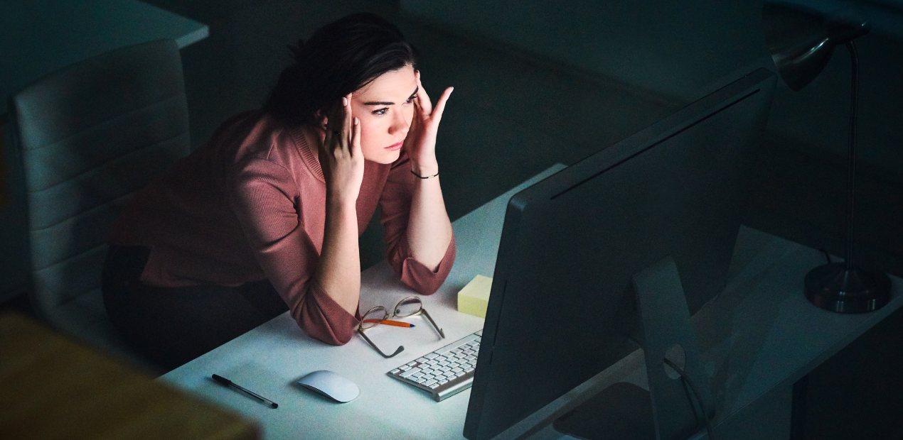 Pessoa no ambiente de trabalho demonstrando tensão, exemplo de como o estresse causa dor no corpo
