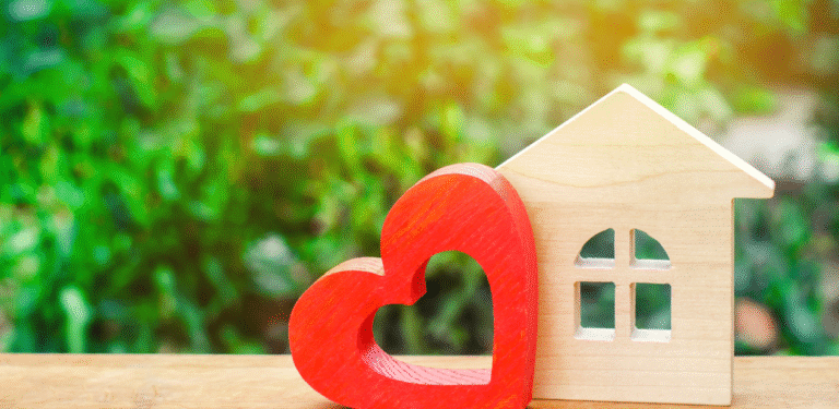 Família em casa vivendo um momento de bem-estar emocional em um ambiente doméstico acolhedor