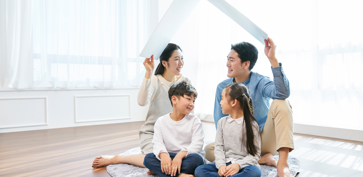 Família reunida no chão simbolizando proteção, afeto e bem-estar no ambiente doméstico