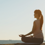 Meditação ao pôr do sol: equilíbrio mental e conexão com o ambiente