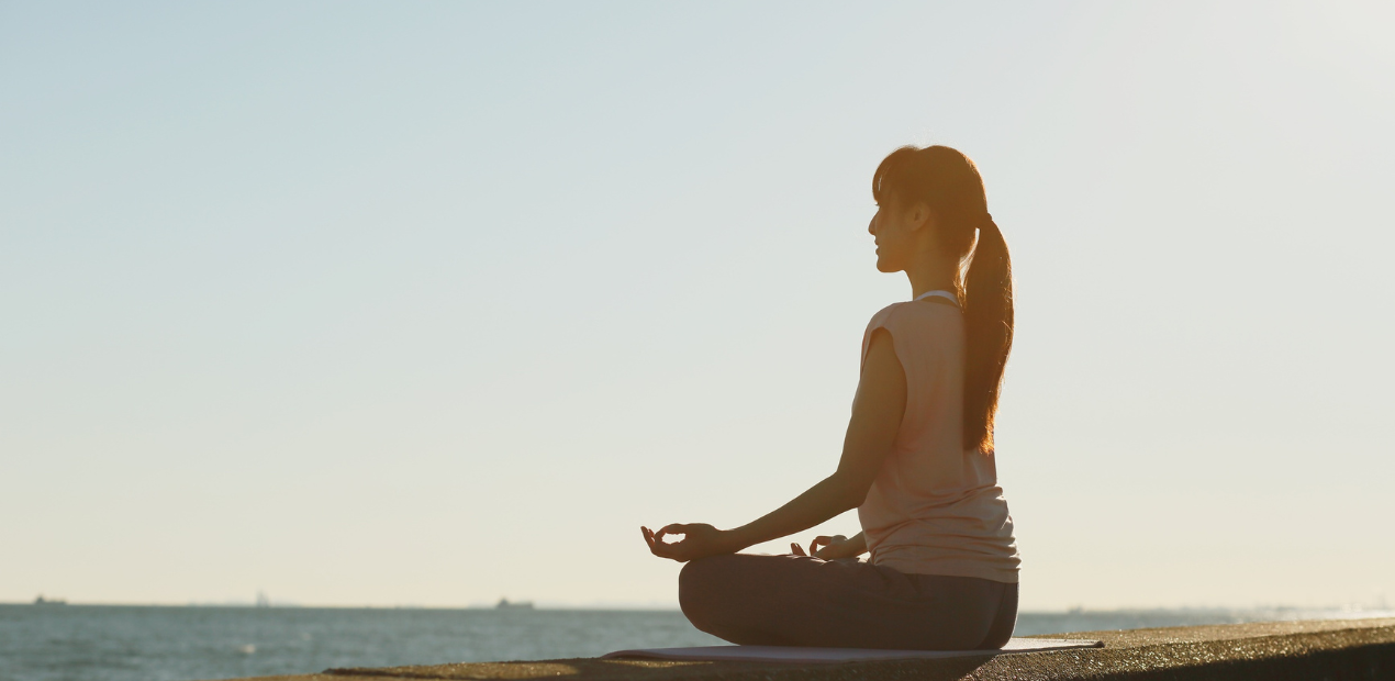 Meditação ao pôr do sol: equilíbrio mental e conexão com o ambiente