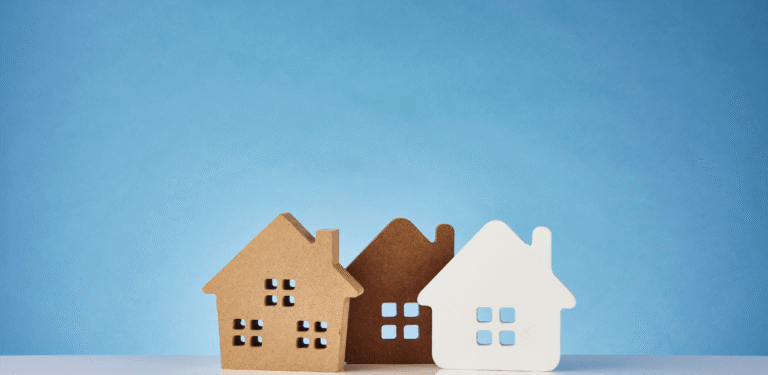 Casas decorativas em tons neutros simbolizando diferentes estilos de moradia e bem-estar psicológico