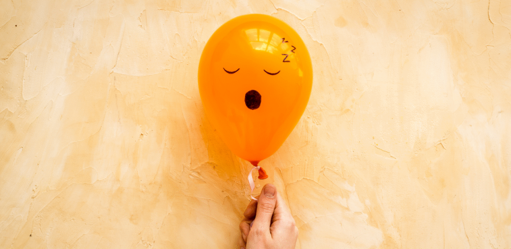 A exaustão emocional muitas vezes chega de forma silenciosa. Esse balão adormecido representa como os sintomas do estresse emocional (1300) podem drenar nossa energia até nas tarefas mais simples.