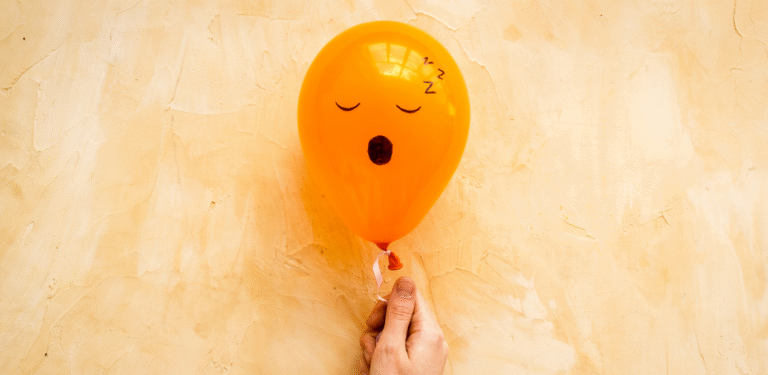 A exaustão emocional muitas vezes chega de forma silenciosa. Esse balão adormecido representa como os sintomas do estresse emocional (1300) podem drenar nossa energia até nas tarefas mais simples.