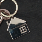 Chave com chaveiro em formato de casa simbolizando o lar como refúgio para a saúde mental e o bem-estar emocional