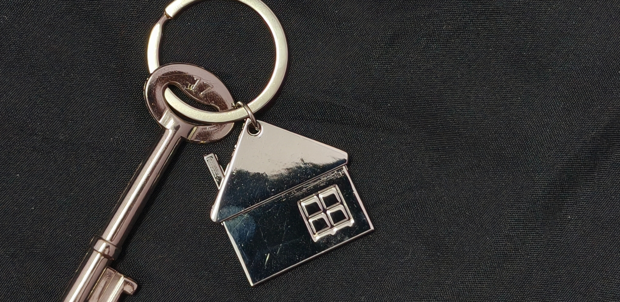 Chave com chaveiro em formato de casa simbolizando o lar como refúgio para a saúde mental e o bem-estar emocional