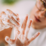 Lavagem de mãos excessiva associada a pensamentos obsessivos e medo de contaminação