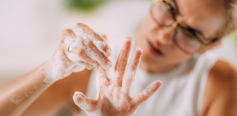 Lavagem de mãos excessiva associada a pensamentos obsessivos e medo de contaminação