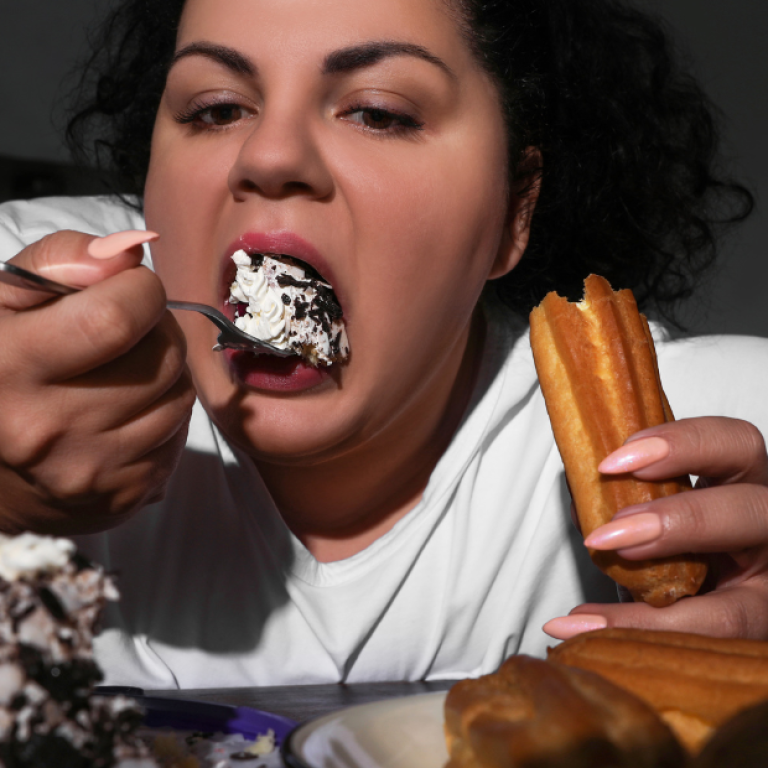 Pessoa em sofrimento emocional diante da comida, situação comum em quadros que exigem tratamento para compulsão alimentar