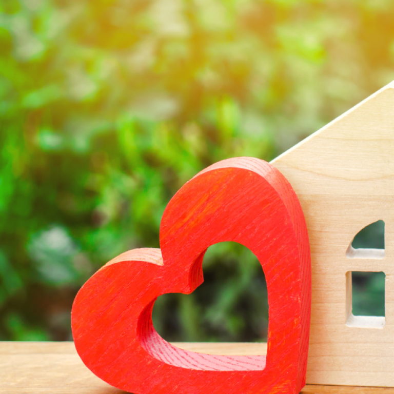 Família em casa vivendo um momento de bem-estar emocional em um ambiente doméstico acolhedor