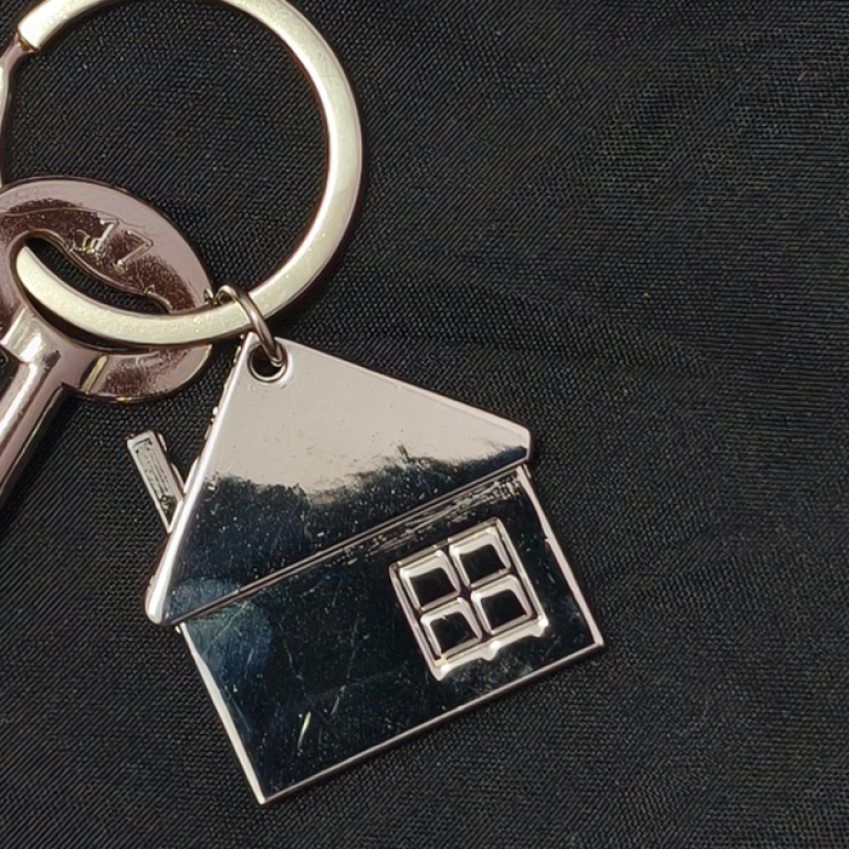 Chave com chaveiro em formato de casa simbolizando o lar como refúgio para a saúde mental e o bem-estar emocional