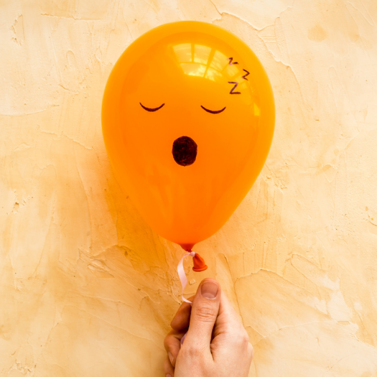 A exaustão emocional muitas vezes chega de forma silenciosa. Esse balão adormecido representa como os sintomas do estresse emocional (1300) podem drenar nossa energia até nas tarefas mais simples.