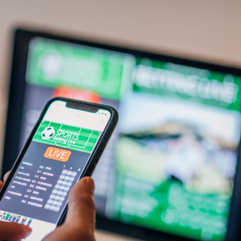 Aplicativo de apostas esportivas no celular ilustrando o vício em jogos de aposta e bets online